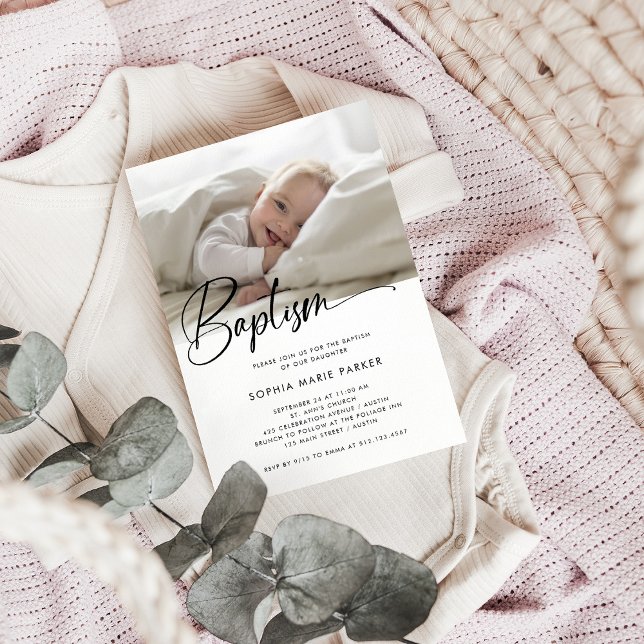 Svart och vitt, enkelt skript | Fotodobaptism Inbjudningar (A simple and stylish, black and white Baptism invitation with your baby's photo)