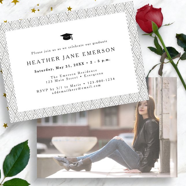 Svart och Vitt Examen Inbjudan (Black and White Photo Graduation Invitation by Painted Paperie
)