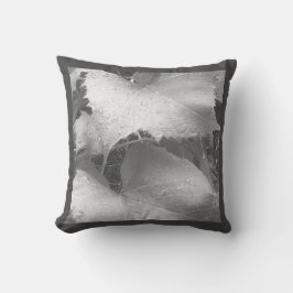 Svart och vitt foto av Blöt och Dewy Grape Lövs Kudde