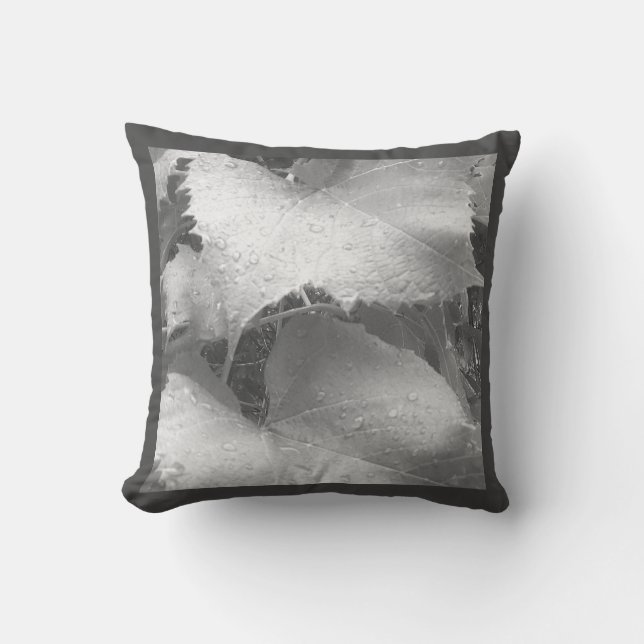 Svart och vitt foto av Blöt och Dewy Grape Lövs Kudde (Framsida)