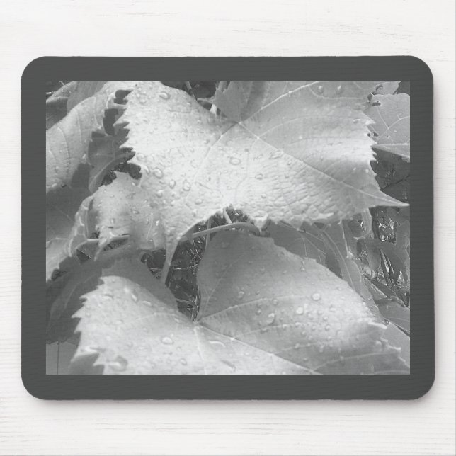 Svart och vitt foto av Blöt och Dewy Grape Lövs Musmatta (Framsidan)
