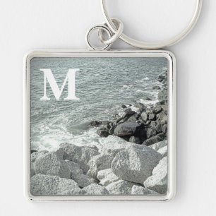 Svart och vitt foto av en Rocky Ocean Shore Fyrkantig Silverfärgad Nyckelring