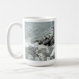 Svart och vitt foto av en Rocky Ocean Shore Kaffemugg