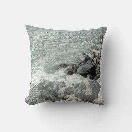Svart och vitt foto av en Rocky Ocean Shore Kudde