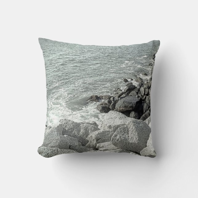 Svart och vitt foto av en Rocky Ocean Shore Kudde (Framsida)
