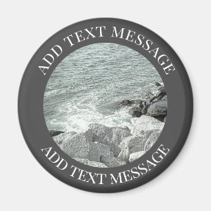 Svart och vitt foto av en Rocky Ocean Shore Magnet