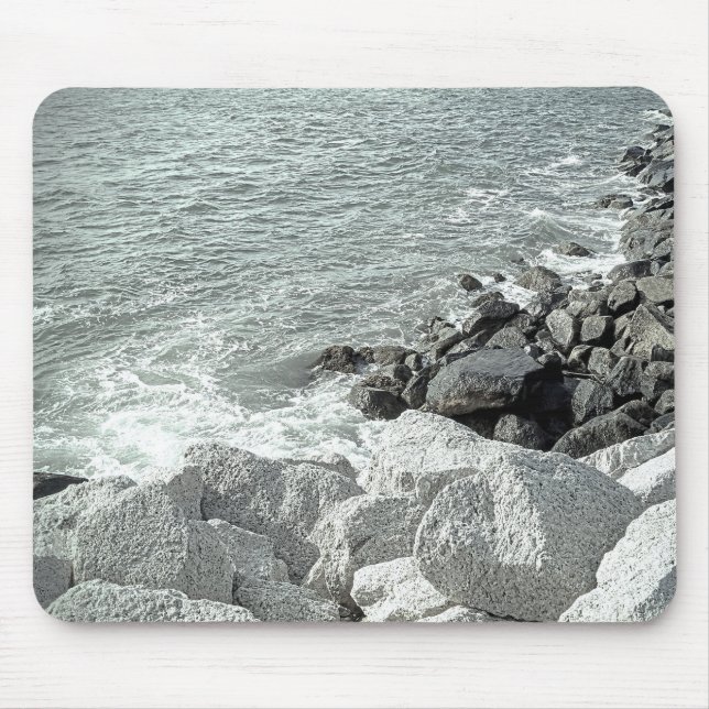 Svart och vitt foto av en Rocky Ocean Shore Musmatta (Framsidan)