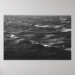 Svart och vitt foto av ett stormigt hav poster