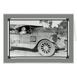 Svart och vitt foto av gammal bil.Körning av Dachs Hälsningskort