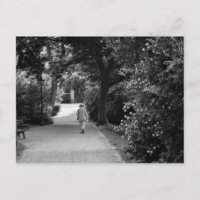 Svart och vitt foto av gammal man i parken