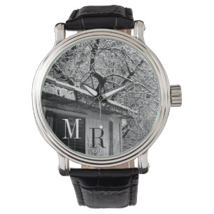 Svart och vitt foto av Rustic Snowy Winter Scene Armbandsur