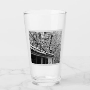 Svart och vitt foto av Rustic Snowy Winter Scene Glaskopp