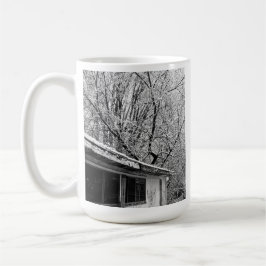 Svart och vitt foto av Rustic Snowy Winter Scene Kaffemugg