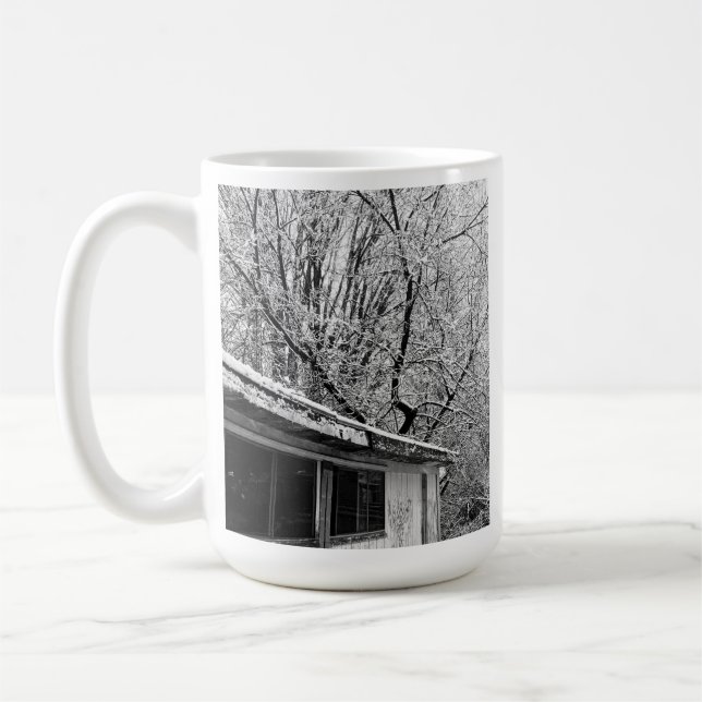 Svart och vitt foto av Rustic Snowy Winter Scene Kaffemugg (Vänster)