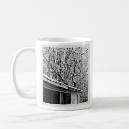Svart och vitt foto av Rustic Snowy Winter Scene Kaffemugg