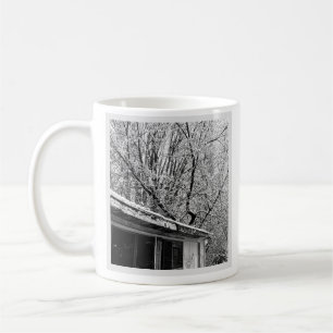 Svart och vitt foto av Rustic Snowy Winter Scene Kaffemugg