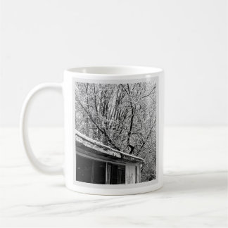 Svart och vitt foto av Rustic Snowy Winter Scene Kaffemugg