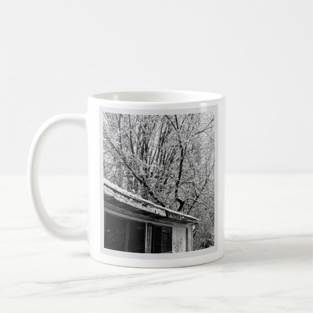 Svart och vitt foto av Rustic Snowy Winter Scene Kaffemugg (Vänster)
