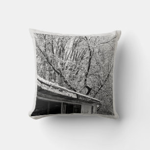Svart och vitt foto av Rustic Snowy Winter Scene Kudde