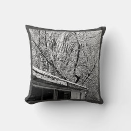 Svart och vitt foto av Rustic Snowy Winter Scene Kudde