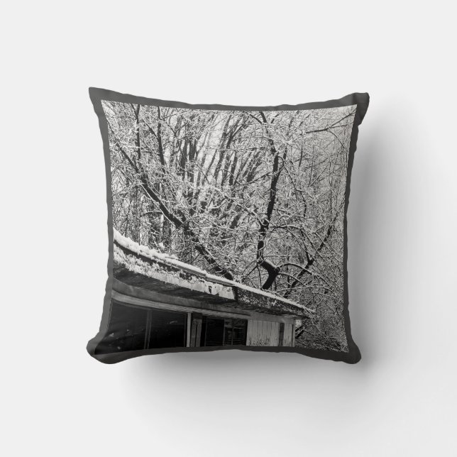 Svart och vitt foto av Rustic Snowy Winter Scene Kudde (Framsida)