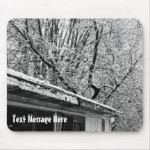 Svart och vitt foto av Rustic Snowy Winter Scene