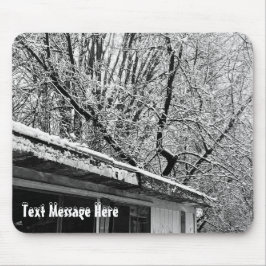 Svart och vitt foto av Rustic Snowy Winter Scene Musmatta