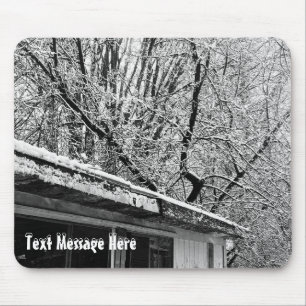 Svart och vitt foto av Rustic Snowy Winter Scene Musmatta