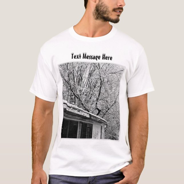 Svart och vitt foto av Rustic Snowy Winter Scene T Shirt (Framsida)