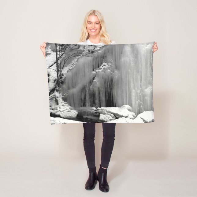 Svart och vitt, fryst vattenfall fleecefilt (På plats)