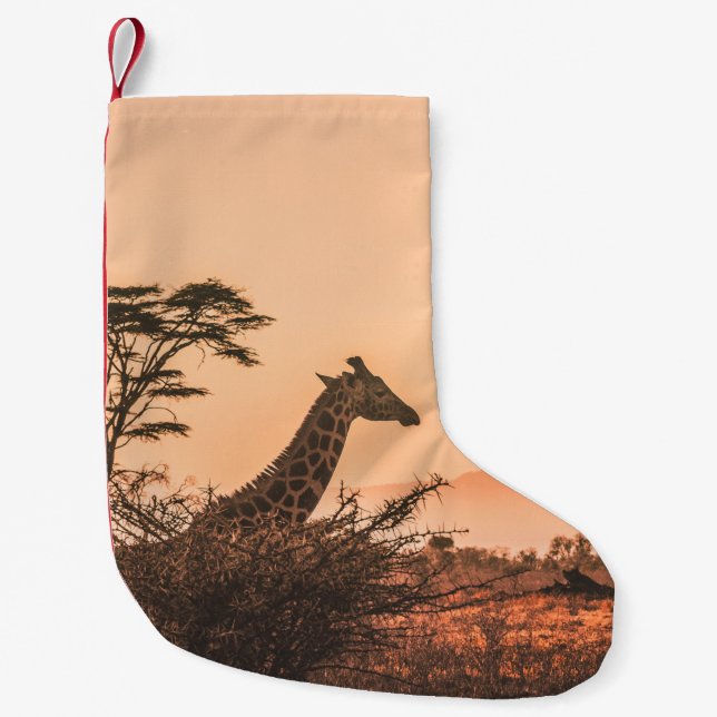 SVART OCH VITT GIRAFFE PÅ FÄLT AV BRÖNGRAS LITEN JULSTRUMPA (Framsidan)