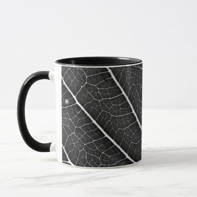 Svart och vitt glödande blad närbild mugg (Vänster)