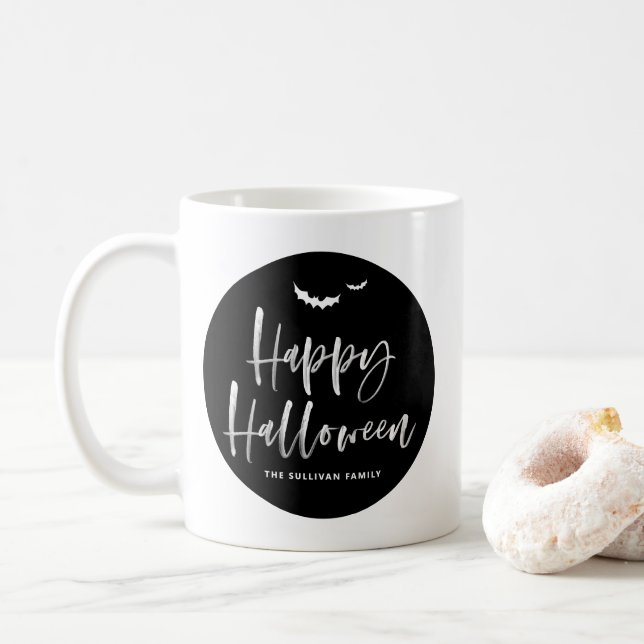 Svart och vitt Happy halloween-penselbrev Kaffemugg (Med munk)