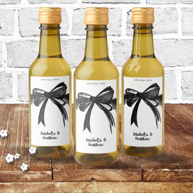 Svart och vitt, modern Chic, Cute Bow-bröllopsförm Vinetikett (Black and White Modern Chic Cute Bow Ribbon Wedding Favor Wine Label gift idea for guests chic trend)