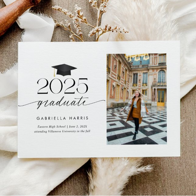 Svart och vitt, modernt skriptfoto | 2 sida inbjudningar (Black and White Modern Script Photo Graduation Invitation)