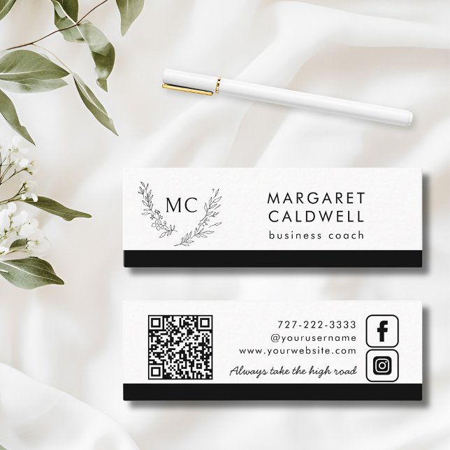 Svart och vitt Monogram andedräkt Mini Visitkort (Black and White Monogram Wreath Mini Business Card with Social Media and QR Code)
