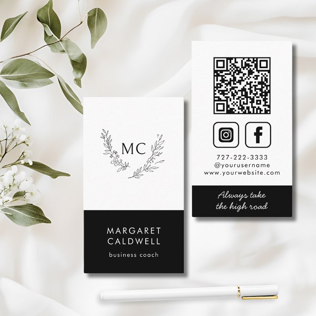 Svart och vitt Monogram andedräkt Visitkort (Black and white monogram wreath social media QR code vertical business card)