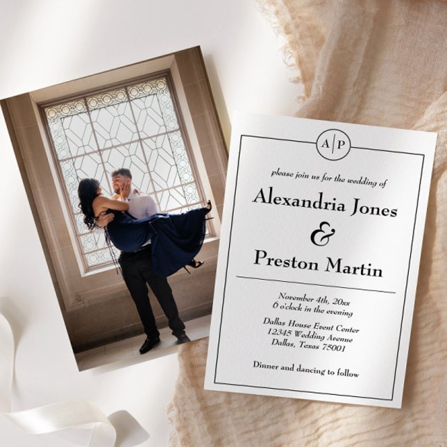 Svart och vitt monogram - inbjudan till fotobröllo (simple monogram elegant wedding invitation with engagement photo on back)