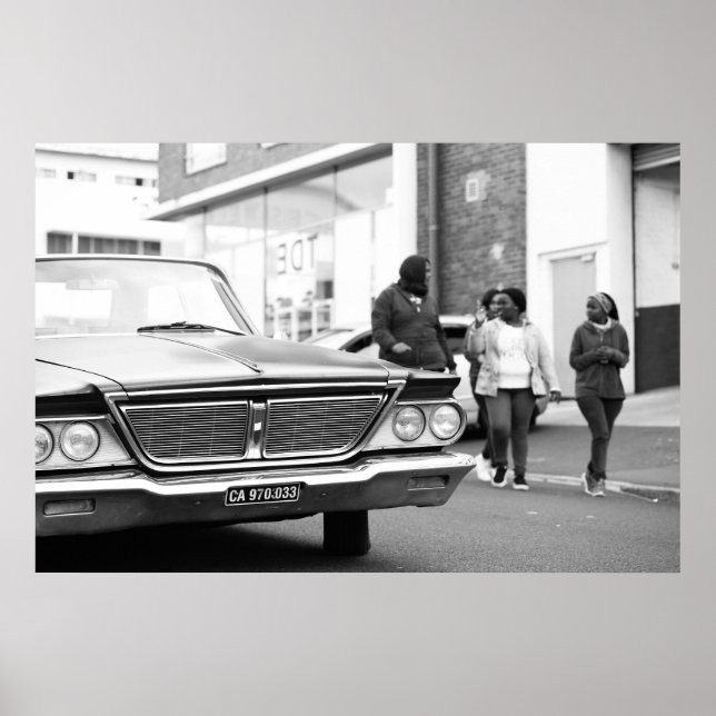 Svart Och Vitt Monokrom Gammal Bil Människor Stad Poster (Framsidan)