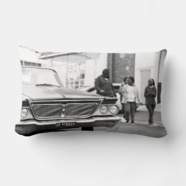 Svart Och Vitt Monokromt Gammalt Bil Personer Stad Lumbarkudde