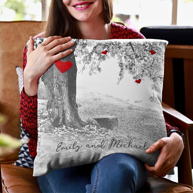 Svart Och Vitt Natur Med Röda Hjärtan Kudde (Skapare uppladdad)