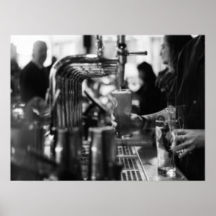 Svart och vitt Pub-scen som häller upp friskt utka Poster