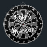 Svart och vitt ritbord med för manar citattecken darttavla<br><div class="desc">Svart och vit ritbord med roliga citat för manar.  Vintagen ser ut att vara en dart med personlig humoristisk text. Som Johns Mancave-Roligtens personliga presentidé för manligt manar med humor. Grungy stil-konstruktionen med grungad brev. Perfekt för pappa mormormormormormormormorfarmor osv.</div>