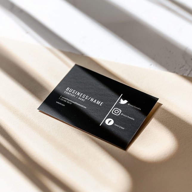 Svart och vitt socialt media visitkort (Modern black and white business card with social media icons and minimalist layout.)