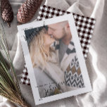 Svart och vitt spel, Merry och Married Photo Julkort<br><div class="desc">Fira din första jul som nygifta med det här vackert designade "Merry & Married"-kortet, som innehåller en intim fotolayout och en snyggt svart och vit buffelbaksida. Perfekt för att skicka varmt önskemål till familj och vänner, det här kortet fångar elegansen i ett speciellt ögonblick och glädjen i din nya resa...</div>