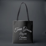 Svart och vitt team Groom Bröllop Tygkasse<br><div class="desc">Dessa "grupper" tote bags är designade som favörer eller gåvor till marskalkar,  familjer eller andra medlemmar av bröllopsfesten. Underbar säck som fylls med favoriter och gåvor. Enkel design innehåller vit skripttext över en svart bakgrund.</div>