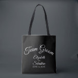 Svart och vitt team Groom Bröllop Tygkasse<br><div class="desc">Dessa "grupper" tote bags är designade som favörer eller gåvor till marskalkar,  familjer eller andra medlemmar av bröllopsfesten. Underbar säck som fylls med favoriter och gåvor. Enkel design innehåller vit skripttext över en svart bakgrund.</div>