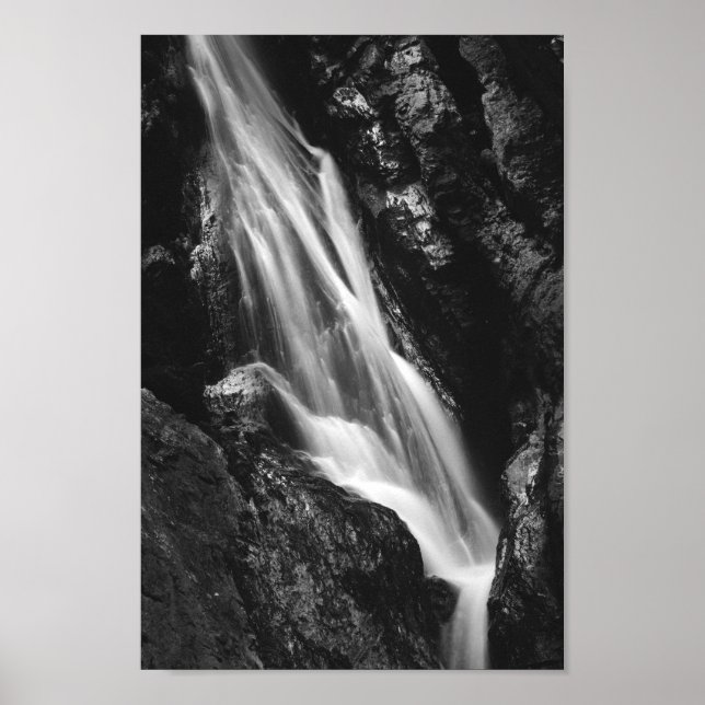 Svart och vitt vattenfall i helvetet Gorge, Sloven Poster (Framsidan)