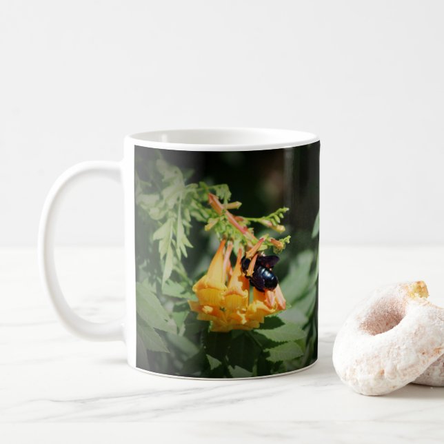 Svart öl på Orange Trumpet Vine Flower Kaffemugg (Med munk)