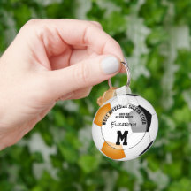 Svart orange-fotbollslag presenterar flickor pojka